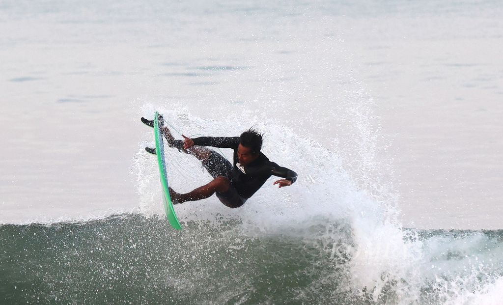 Dede Suryana, a professional surfer from Cimaja, performed at Cimaja Beach in Sukabumi Regency, West Java, on Wednesday (24/5/2023).