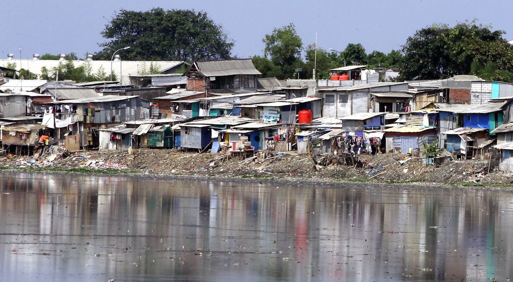Kondisi perumahan nelayan di Kampung Muara Baru, Jakarta Utara, Selasa (24/12/2019). Pemerintah telah mengevaluasi Rencana Pembangunan Jangka Menengah Nasional 2015-2019, yang hasilnya kemiskinan dan inflasi mencapai target. Pencapaian target tersebut berupa pemerintah berhasil menurunkan tingkat kemiskinan menjadi satu digit pada tahun 2018. Sebelumnya, tingkat kemiskinan jauh di atas 10 persen dan pada akhir tahun 2019 dapat diturunkan di kisaran 9,2 persen.