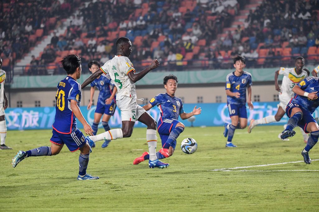 Duel fisik keras menjadi tontonan wajar dalam laga Jepang U-17 versus Senegal U-17 di Stadion Si Jalak Harupat, Kabupaten Bandung, pada Jumat (17/11/2023). Laga berakhir dengan kemenangan Jepang 2-0.