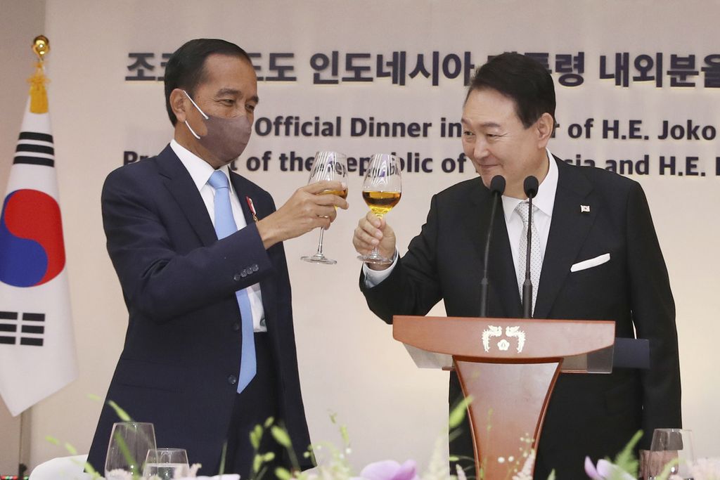 Presiden Korea Selatan Yoon Suk Yeol dan Presiden Republik Indonesia Joko Widodo melakukan toasts di sela-sela jamuan makan malam resmi di Kantor Kepresidenan Korea Selatan di Seoul, Kamis (28/7/2022). 