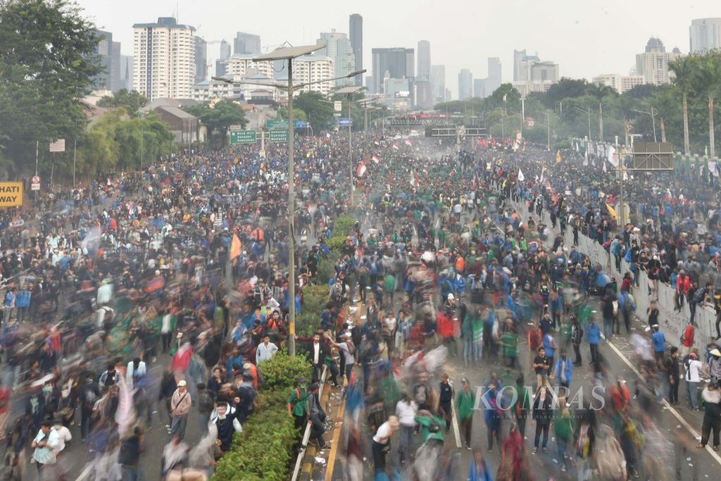 Para mahasiswa berusaha menghindari gas air mata yang ditembakkan oleh petugas kepolisian saat berunjuk rasa di depan Gedung DPR Senayan, Jakarta, Selasa (24/9/2019). Salah satu tuntutan dalam unjuk rasa adalah menolak pengesahan RKUHP. 