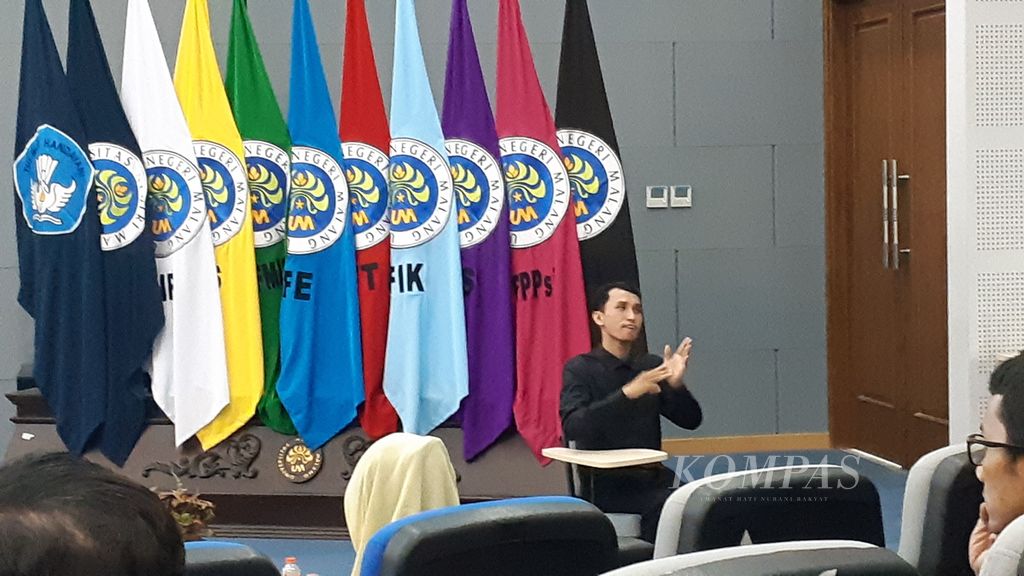 Seminar di Universitas Negeri Malang dilakukan dengan lebih inklusif, di mana disediakan pengguna bahasa isyarat untuk tahu keinginanmu.