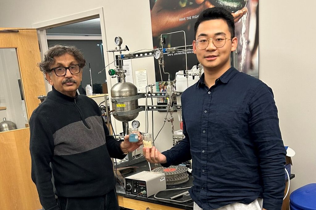 Profesor teknik kimia dan biomolekuler di Lehigh University, Arun Sen Gupta (kiri), mengembangkan teknologi baru dengan kemampuan tiga kali lebih efektif penangkapan dan penyimpanan karbon.