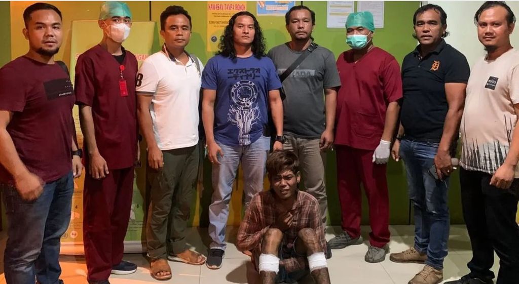 Pelaku pencurian dengan kekerasan, Fery Syahputra Perangin-Angin, ditembak kedua kakinya oleh anggota Kepolisian Daerah Sumatera Utara, di Medan, Jumat (28/10/2022). 