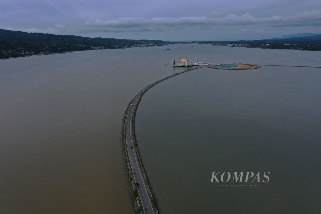 The flow of the Wanggu River, which empties into Kendari Bay, carries massive sedimentation as seen on Friday (26/3/2021) in Kendari, Southeast Sulawesi. Sedimentation and reclamation over the past few decades have made the 900-hectare bay area critical.