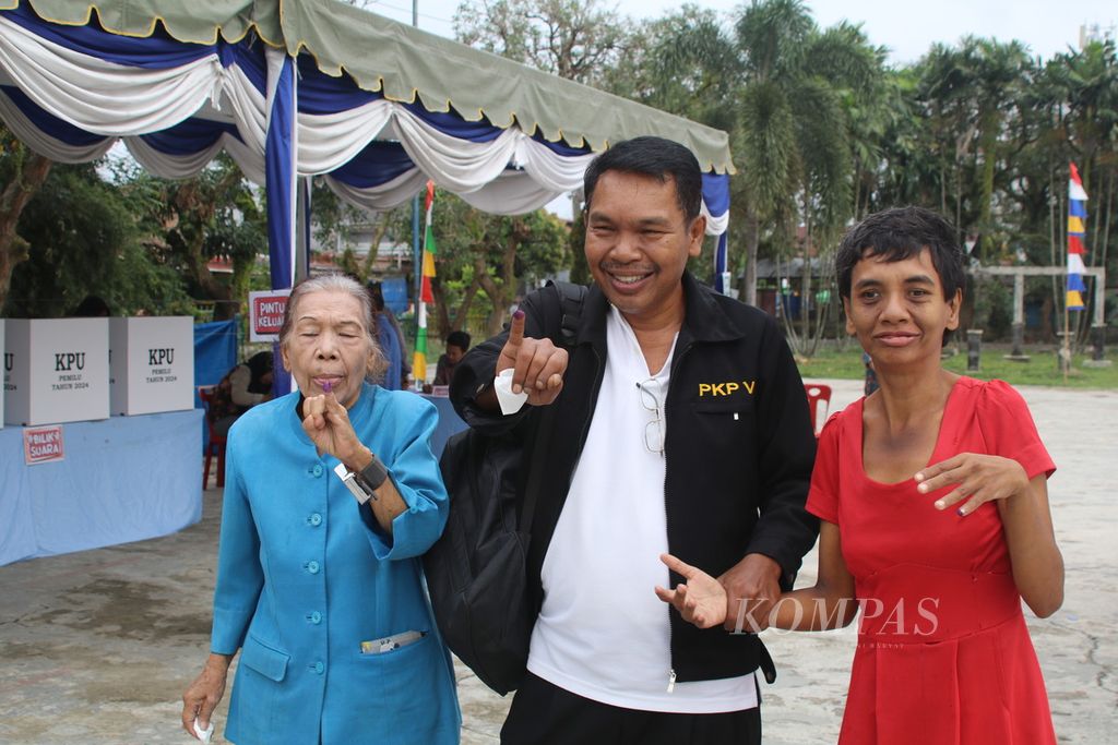 Kelompok rentan menggunakan hak pilihnya di kecamatan Medan Helvetia, Medan, Sumatera Utara, Rabu (14/2/2024). 