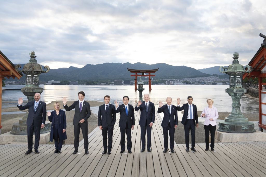 Para pemimpin tujuh negara industri (G7) plus Uni Eropa dalam pertemuan di Hiroshima, Jepang, pada Mei 2023. Kelompok negara-negara itu bersaing dengan China-Rusia memperebutkan pengaruh di negara-negara Afrika, Asia, dan Amerika Latin.   
