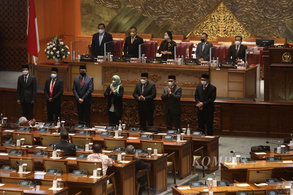 Tujuh anggota KPU terpilih diperkenalkan kepada anggota DPR dalam Rapat Paripurna DPR di Kompleks Gedung Parlemen, Senayan, Jakarta, Jumat (18/2/2022). 