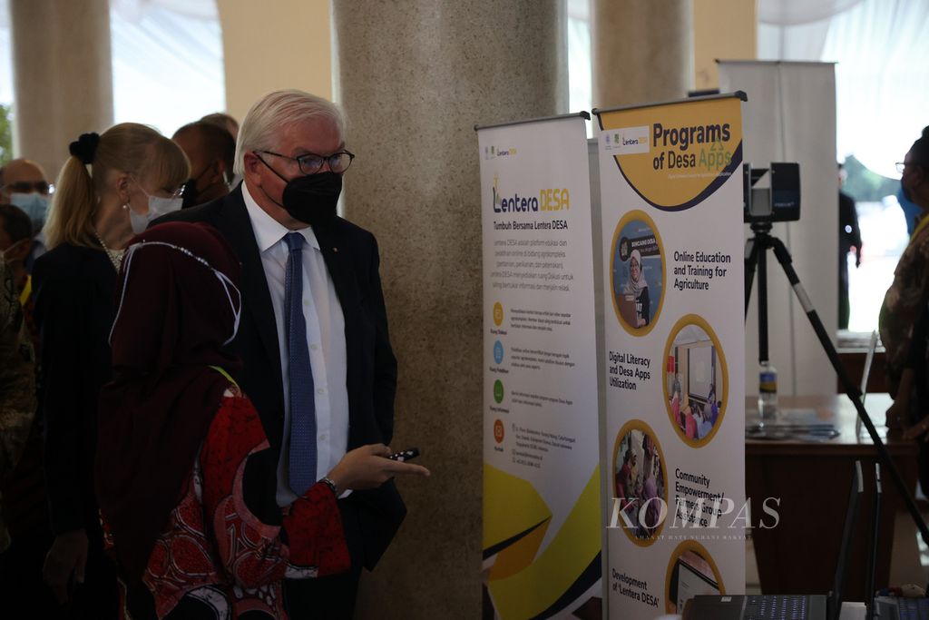 Presiden Republik Federal Jerman Frank-Walter Steinmeier meninjau pameran saat berkunjung ke Universitas Gadjah Mada, Kabupaten Sleman, Daerah Istimewa Yogyakarta, Jumat (17/6/2022). 