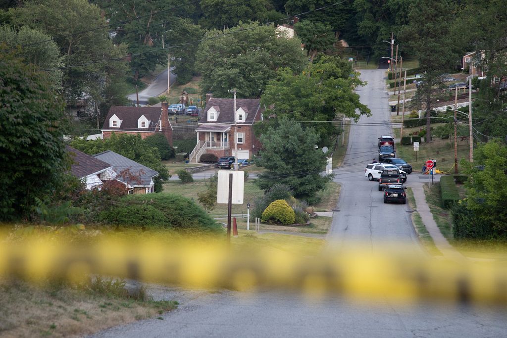 Polisi masih memblokade jalan di sekitar rumah Thomas Matthew Crooks saat FBI melanjutkan penyelidikannya atas percobaan pembunuhan mantan Presiden AS Donald Trump di Bethel Park, Pennsylvania, Minggu (14/7/2024).