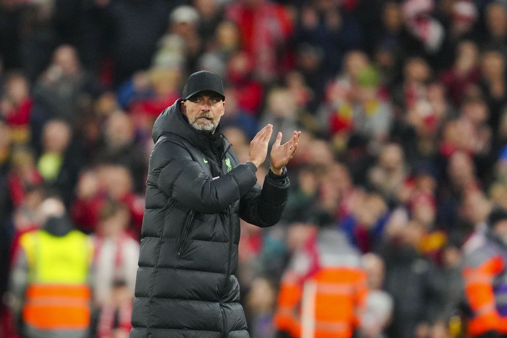 Manajer Liverpool Juergen Klopp memberikan aplaus kepada pendukung seusai laga Piala FA lawan Norwich, Minggu (28/1/2024). Klopp akan pergi dari Liverpool pada akhir musim ini. 