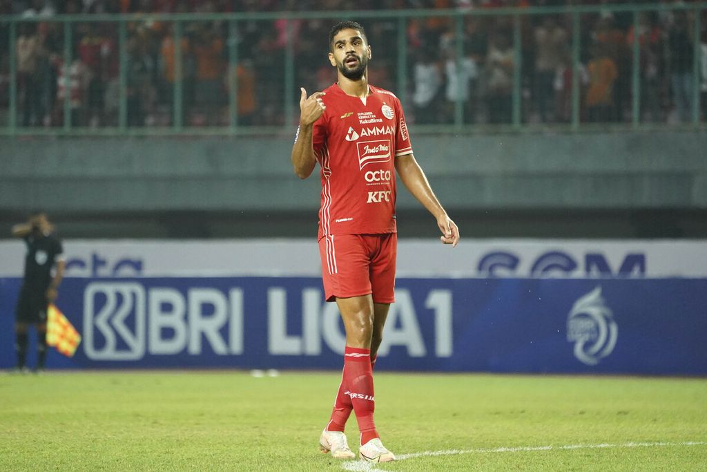 Pemain Bahrain, Abdulla Yusuf Helal, saat memperkuat Persija Jakarta.