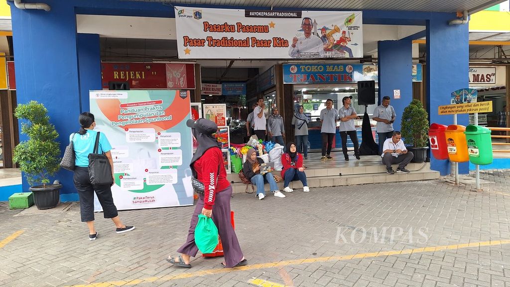 Gerakan guna ulang kantong belanja kain (spunbond) di Pasar Koja Baru, Jakarta Utara, Rabu (6/3/2024). Gerakan ini diinisiasi oleh Dinas Lingkungan Hidup DKI Jakarta untuk mengurangi kantong plastik sekali pakai.