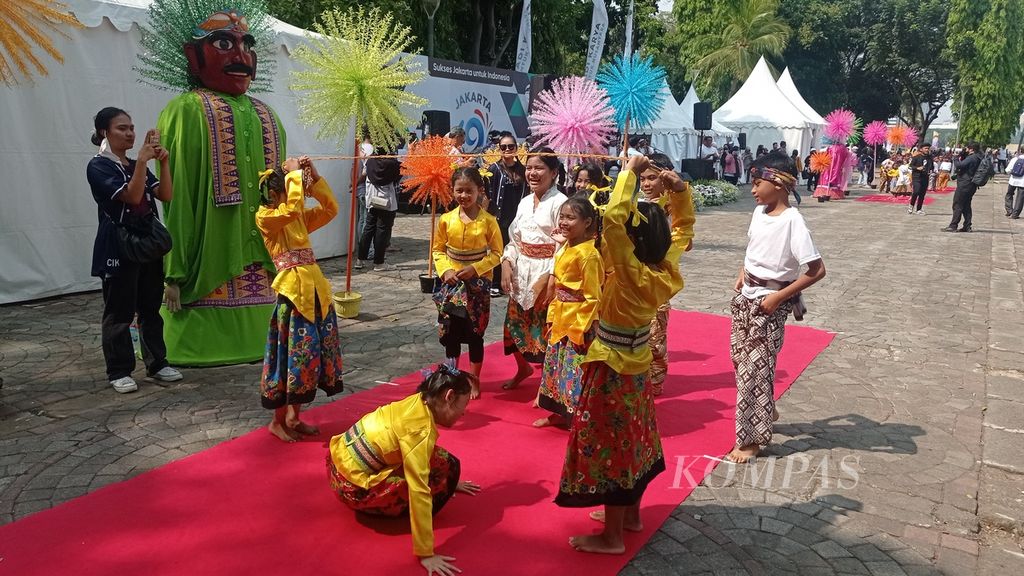 Anak-anak bermain permainan tradisional sebagai bagian dari rangkaian perayaan hari ulang tahun ke-496 Jakarta yang dimulai dari kawasan Monumen Nasional, Minggu (21/5/2023) pagi. 