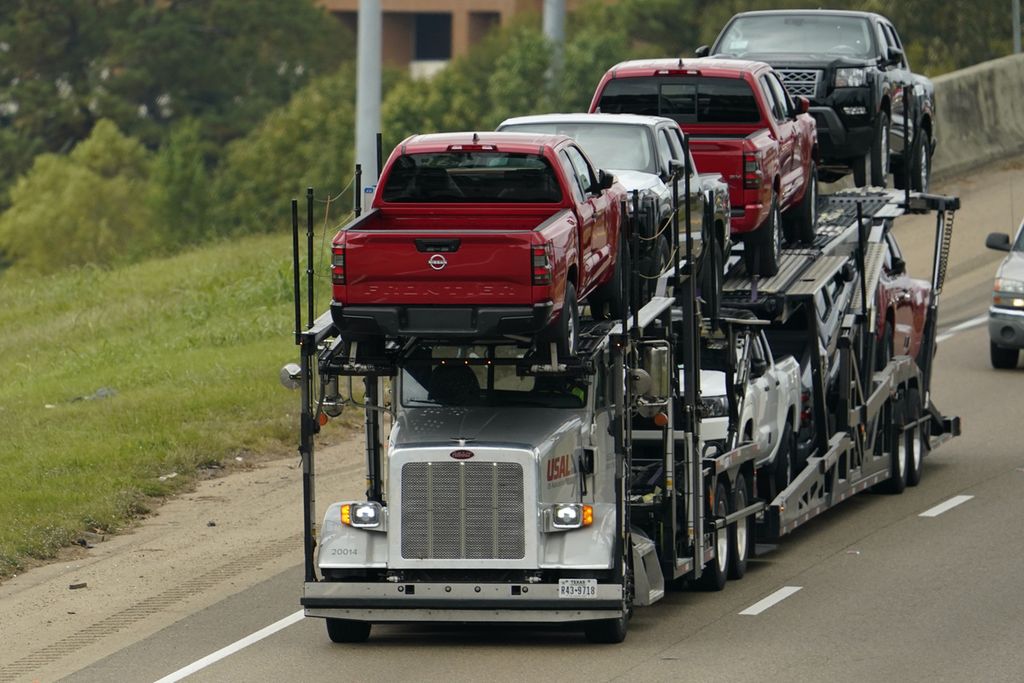 Sebuah truk mengangkut kendaraan roda empat melewati jalan Interstate 55 di Jackson, Mississippi, Amerika Serikat, Rabu (20/10/2021). 