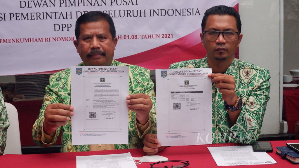 Ketua Umum Dewan Pimpinan Pusat  Apdesi Arifin Abdul Majid (kiri) bersama Sekretaris Jenderal DPP Apdesi Muksalmina (kanan) menunjukkan salinan SK Kemenkumham organisasi mereka di Banjarmasin, Kalimantan Selatan, Kamis (31/3/2022).