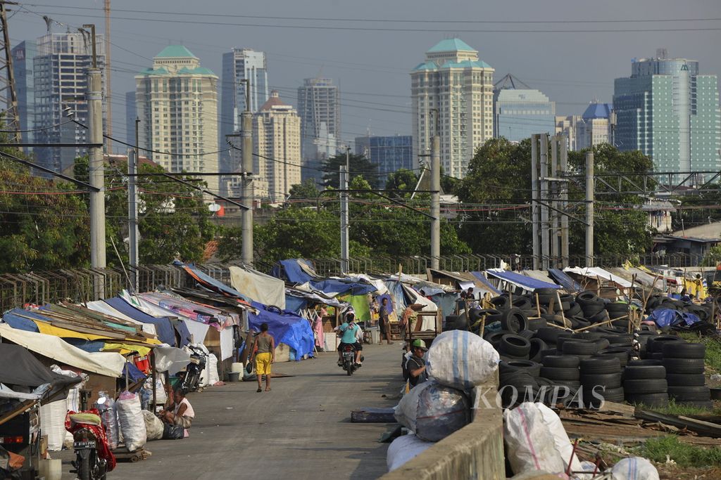 Tenda-tenda semi permanen dengan latar gedung-gedung bertingkat di Jalan Tenaga Listrik, Tanah Abang, Jakarta, Kamis (2/6). Penanganan ketimpangan ekonomi perlu menjadi agenda prioritas pemerirntah. Peningkatan ketimpangan dikhawatirkan mengganggu pertumbuhan ekonomi dan stabilitas sosial.