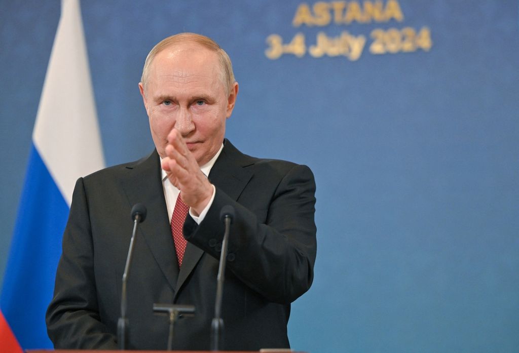 Presiden Rusia Vladimir Putin bertemu wartawan dari Rusia dalam Pertemuan Puncak Organisasi Kerja Sama Shanghai (Shanghai Cooperation Organization) di Astana, Kazakhstan, Kamis (4/7/2024).