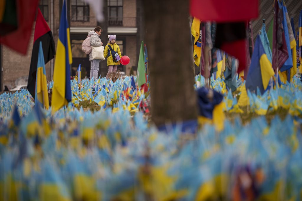 Pengunjung mengamati monumen peringatan bagi prajurit Ukraina yang gugur di medan perang, di Kyiv, Ukraina, 14 Maret 2024. 