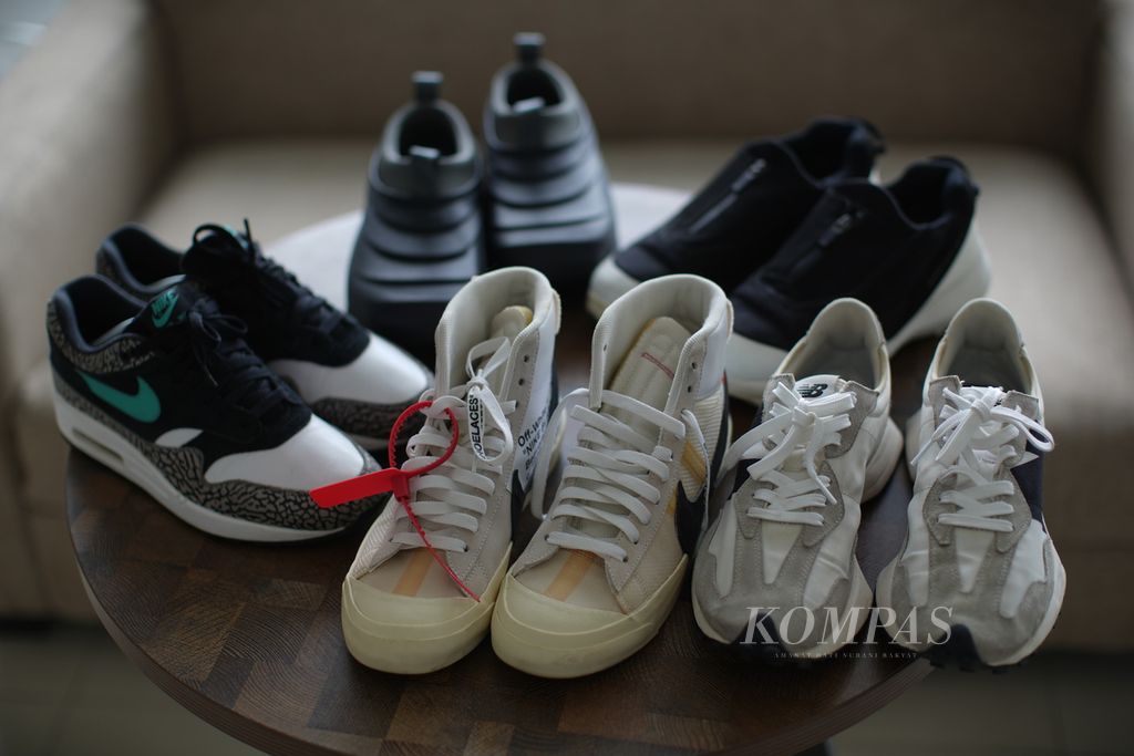 Sebagian koleksi sepatu <i>sneaker</i> Andrey Noelfry Tarigan dan Anugrah Aditya 