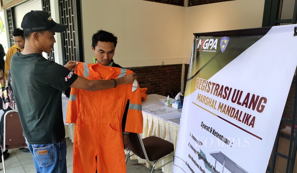 Petugas mengukur baju calon <i>marshall </i>dalam kegiatan pendaftaran ulang <i>marshall</i> untuk ajang MotoGP di kawasan Bazar Mandalika, Kuta, Pujut, Lombok Tengah, Nusa Tenggara Barat, Jumat (28/1/2022). 
