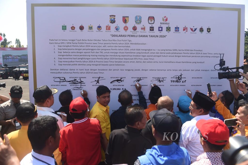 Perwakilan partai membubuhkan tanda tangan ke papan deklarasi pemilu damai saat apel gelar pasukan Operasi Mantap Brata Semeru 2023/2024 dalam rangka pengamanan Pemilu 2024 Jawa Timur di Lapangan Kodam V/Brawijaya, Surabaya, Selasa(17/10/2023). 