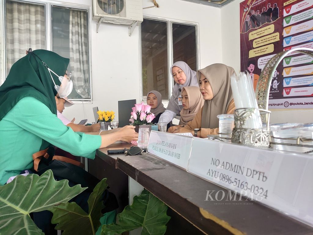 Warga mengurus surat pindah memilih di Kantor KPU Bandar Lampung, Senin (15/1/2024). 