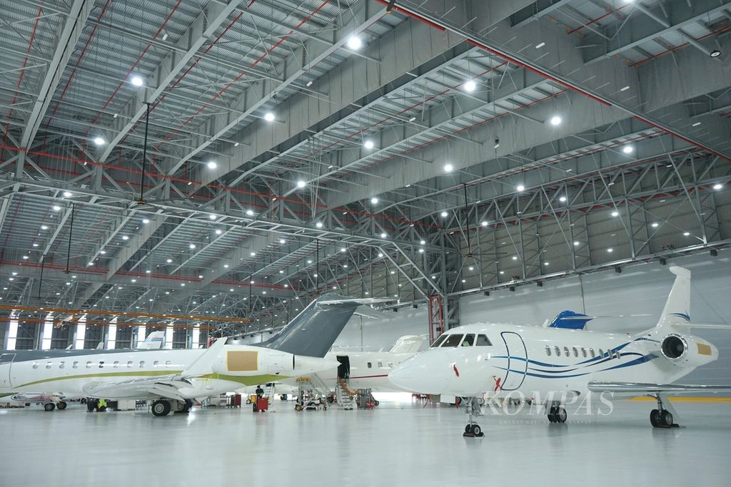 Situasi di dalam fasilitas hanggar ExecuJet MRO Services, Kamis (2/5/2024), di Bandara Subang, Selangor, Malaysia. Luas lantai hanggar ini 105.000 kaki persegi, atau sekitar 1 hektar, dapat menampung 10-15 jet bisnis berukuran sedang dan besar secara sekaligus.