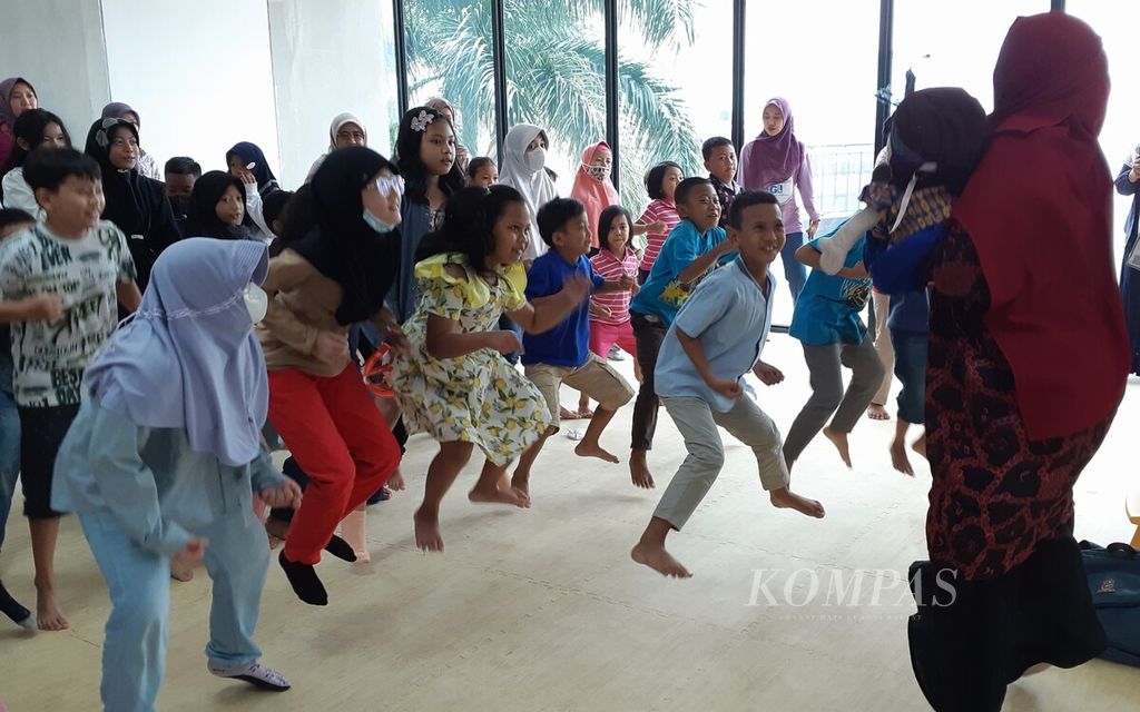 Anak-anak melompat saat mengikuti perayaan Hari Anak Nasional 2023 di Perpustakaan Jakarta, Sabtu (22/7/2023). 
