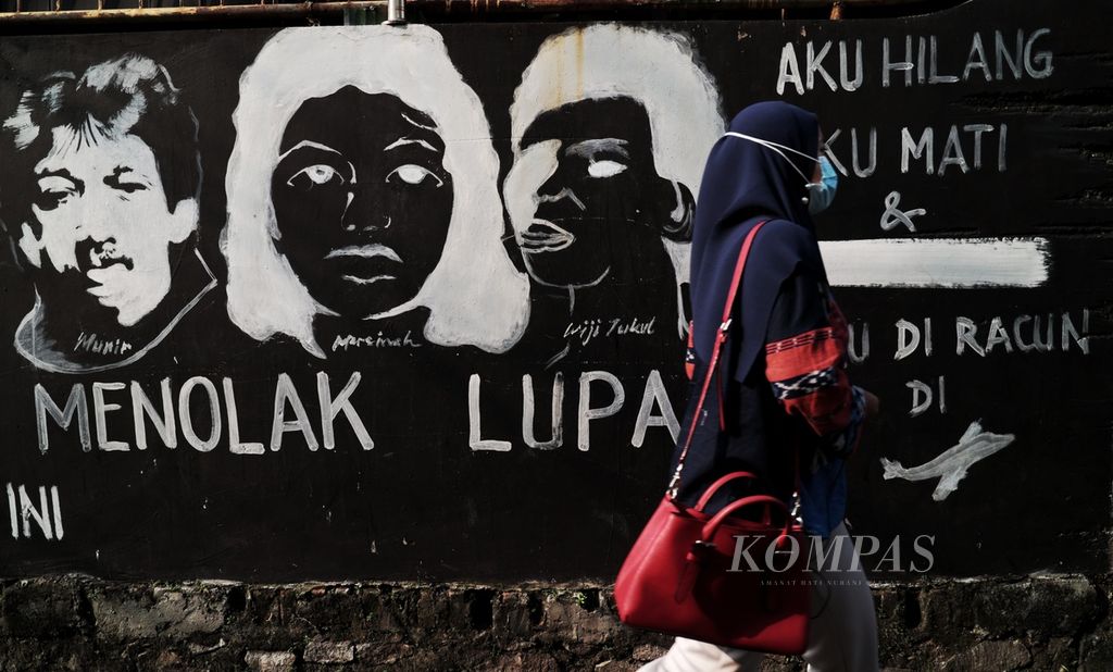 Mural aktivis hak asasi manusia (Munir, Marsinah, dan Widji Thukul) yang meninggal dunia atau hilang karena perjuangan mereka, di sebuah dinding di kawasan Rempoa, Tangerang Selatan, Banten, Senin (12/3/2023). 