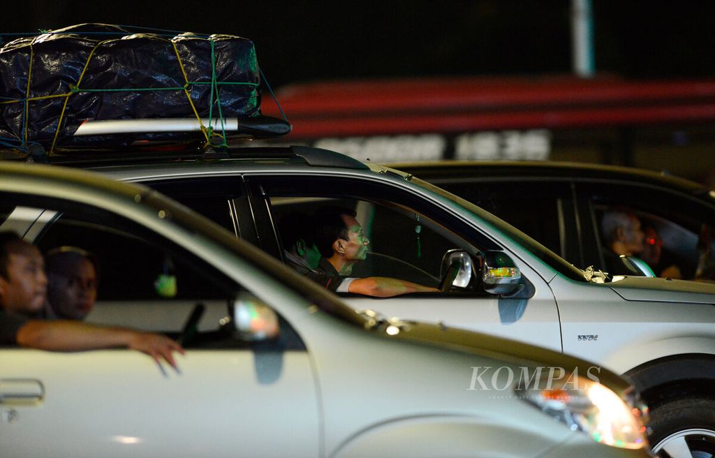 Pengemudi saat mengantre memasuki loket pembayaran tol di Gerbang Tol Kalikangkung, Kota Semarang, Jawa Tengah, Minggu (7/4/2024). 