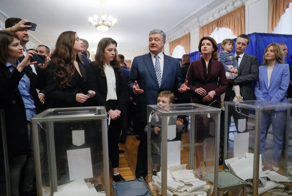 Presiden Ukraina Petro Poroshenko (tengah) berbicara kepada wartawan di sebuah tempat pemungutan suara di Kiev, Ukraina (30/3/2019).