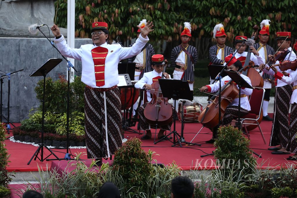 Yogyakarta Royal Orchestra menggelar Pentas Musikan Peringatan Hari Kebangkitan Nasional 2023 di halaman Kantor DPRD DI Yogyakarta, Jalan Malioboro, Yogyakarta, Sabtu (20/5/2023). 