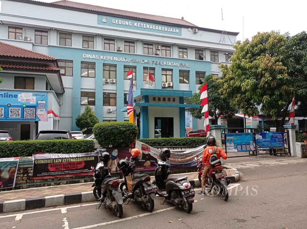 Posko pengaduan tunjangan hari raya (THR) untuk pekerja/buruh di Kota Tangerang berada di Gedung Ketenagakerjaan, Jalan Perintis Kemerdekaan, Cikokol, Babakan, Kota Tangerang, Banten.