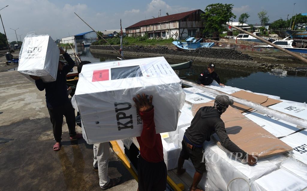 Petugas saat proses pengiriman logistik pemilu ke Pulau Gili Ketapang dengan kapal di Pelabuhan Tanjung Tembaga, Kota Probolinggo, Jatim, Senin (12/2/2024). 