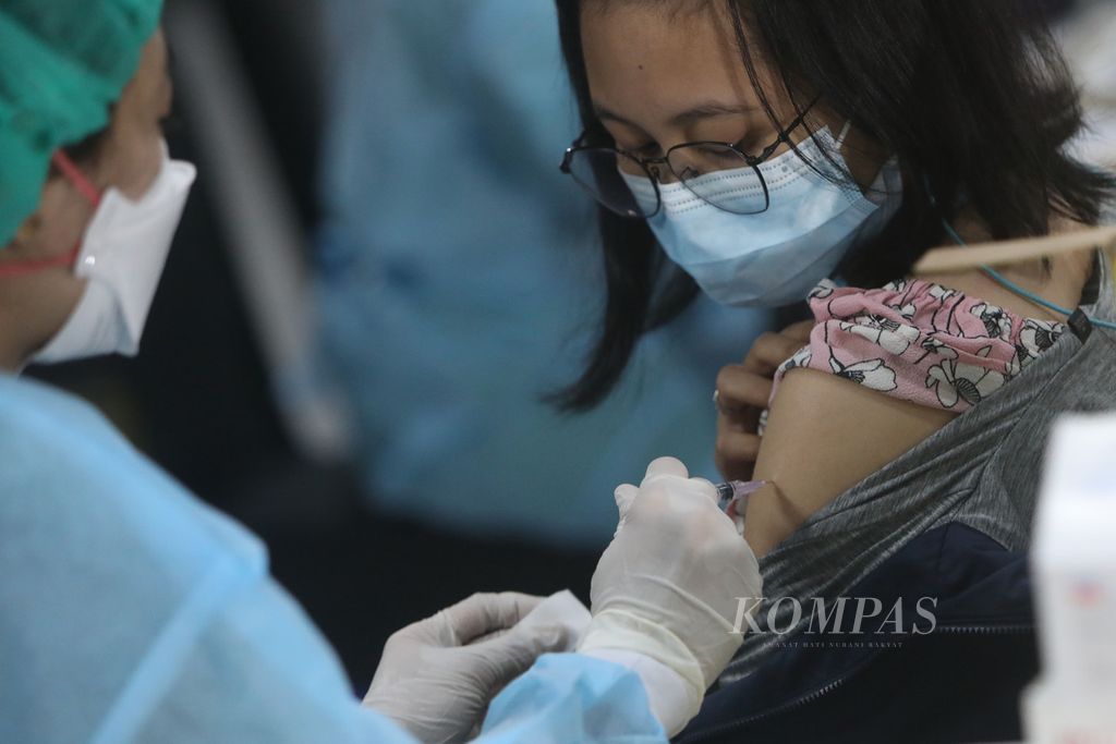 Tenaga medis menyuntikkan vaksin Covid-19 dosis ketiga kepada pekerja di Menara Kompas, Jakarta, Selasa (25/1/2022). Vaksin penguat produksi Pfizer ini diberikan kepada mereka yang pada vaksinasi pertama dan kedua telah mendapat vaksin Sinovac. Vaksin penguat dinilai ampuh dalam menangkal Covid-19 varian Omicron.