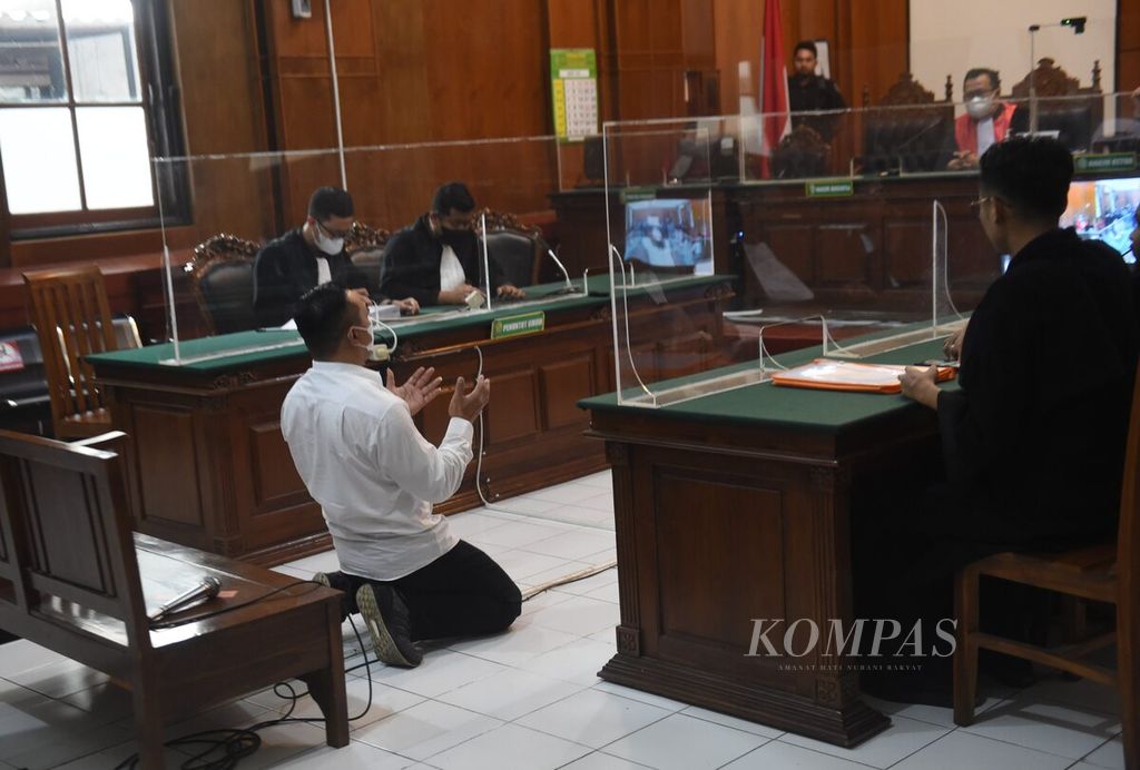Security Officer Suko Sutrisno knelt and prayed to give thanks after the verdict given to him in the Kanjuruhan Tragedy case at the Surabaya District Court (PN), East Java, Thursday (9/3/2023). Chief Judge Abu Achmad Sidqi Amsya sentenced Abdul Haris to 1 year and 6 months and Suko Sutrisno to 1 year in prison. The sentence was lighter than the prosecutor's demands, namely 6 years and 8 months in prison.