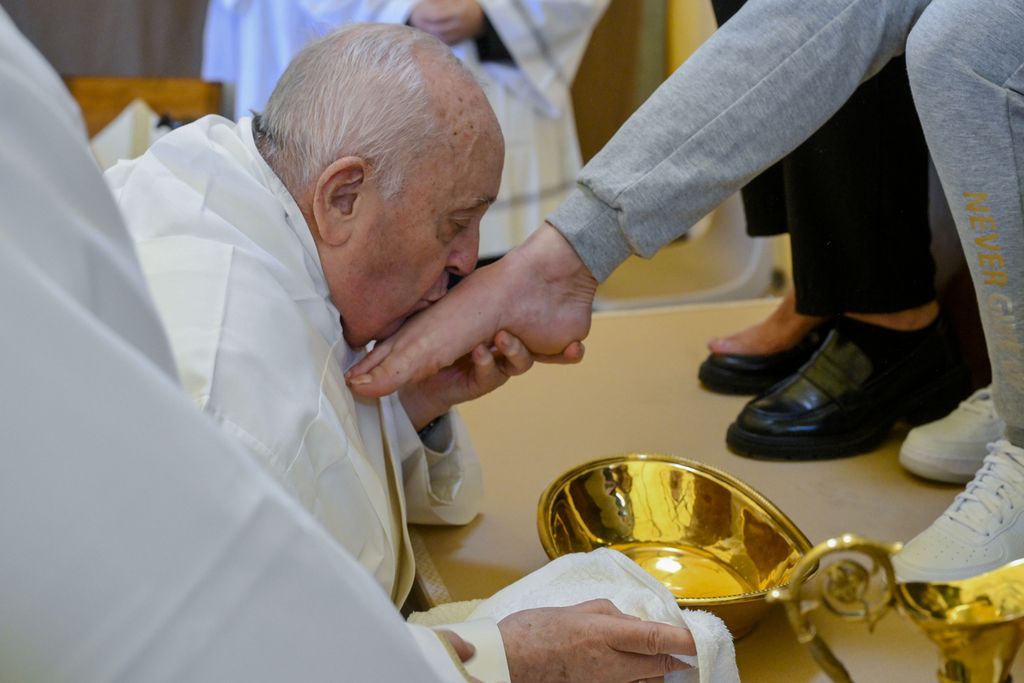 Pope Francis kissed the feet of a female prisoner during a foot-washing ritual at Rebibbia Prison, a women's prison, as part of the Holy Thursday ritual in Rome, Italy on Thursday (28/3/2024).