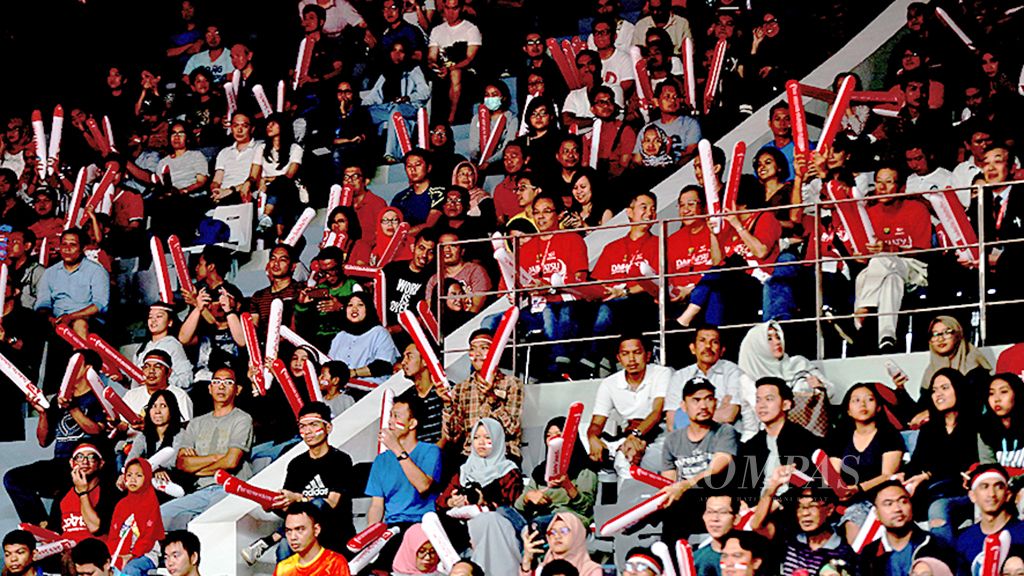 Penonton  memenuhi Stadion Istora Senayan, Jakarta, untuk mendukung pebulu tangkis Indonesia yang bertanding di  final kejuaraan bulu tangkis Daihatsu Indonesia Masters 2018, Minggu (28/1). Dukungan penuh suporter menjadi penyemangat  para pebulu tangkis untuk meraih juara.