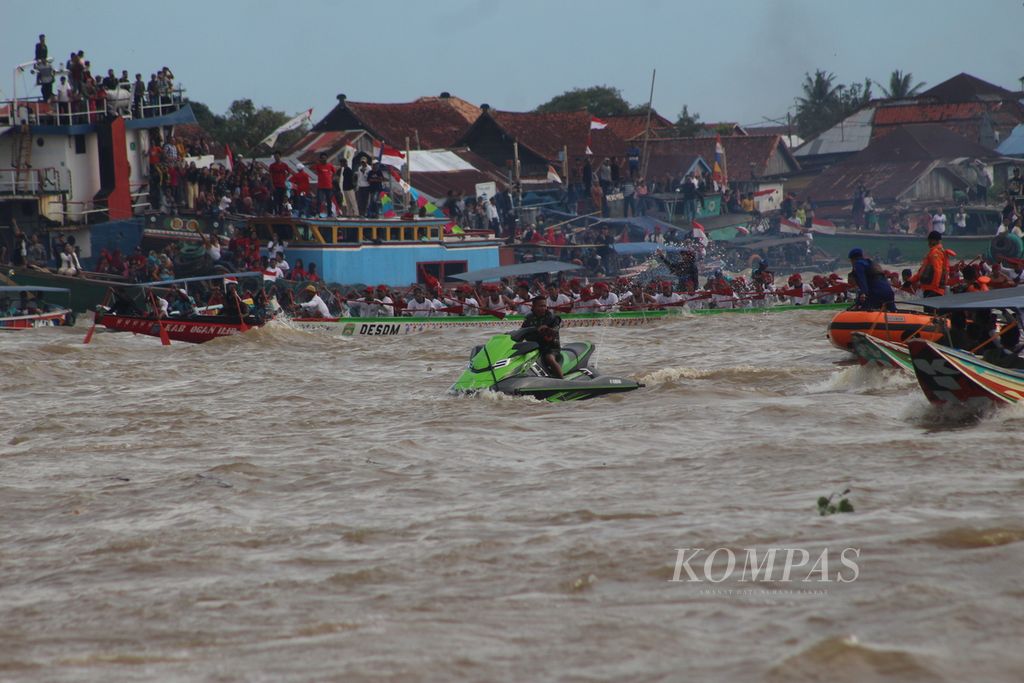 Sejumlah pedayung sedang mendayung perahu bidar di Sungai Musi, Palembang, Sumatera Selatan, Minggu (21/8/2022). Perahu bidar yang merupakan perlombaan yang kerap dilaksanakan pada hari kemerdekaan.