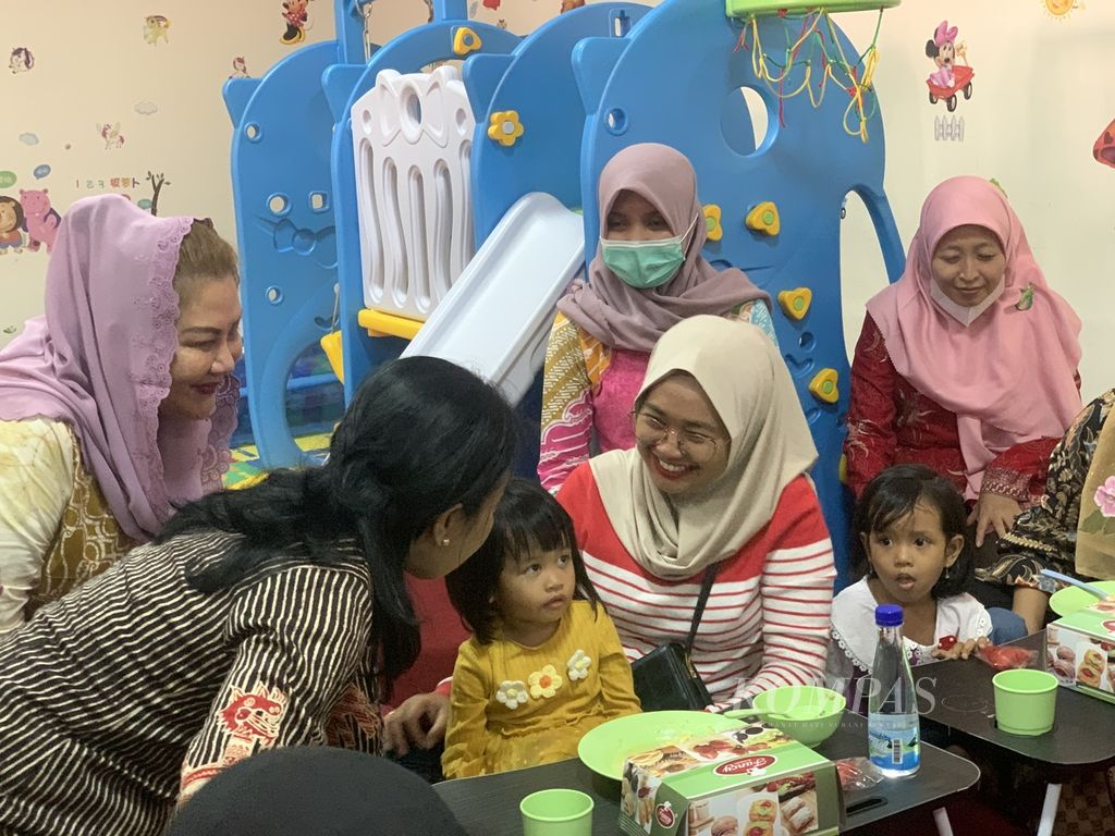 Menteri Pemberdayaan Perempuan dan Perlindungan Anak I Gusti Ayu Bintang Darmawati (pertama dari kiri) mengunjungi Rumah Pelita saat sosialisasi Model Promosi Kesehatan Jiwa Berbasis Posyandu dan Pendamping Keluarga di Semarang, Jawa Tengah, Sabtu (22/7/2023).