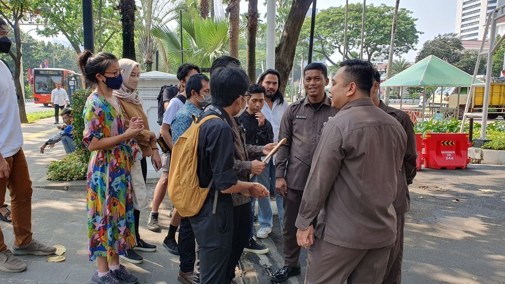Masyarakat yang tergabung dalam Koalisi Perjuangan Warga Jakarta (Kopaja) sempat berdebat dengan petugas keamanan saat melakukan unjuk rasa di depan Gedung Balai Kota DKI Jakarta pada Kamis (22/6/2023) bertepatan dengan Hari Ulang Tahun Ke-496 Jakarta. 
