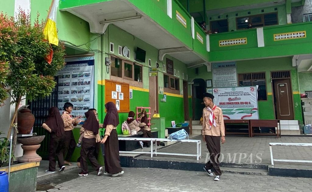 Sejumlah siswa sedang menunggu jam pulang di Madrasah Ibtidaiyah Al Baidlo, Jakarta Timur, Rabu (6/9/2023).