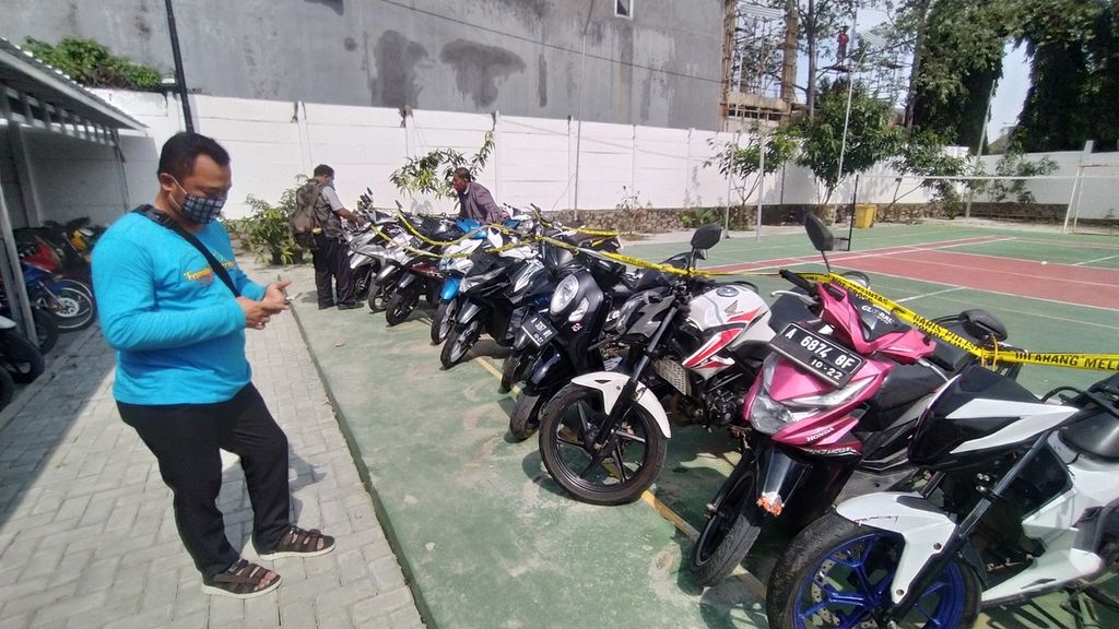 Kepolisian Sektor Metro Pagedangan menyita 20 sepeda motor hasil curian. Sejumlah warga yang kehilangan sepeda motor tengah mengeceknya di Polsek Pagedangan, Selasa (20/12/2022).