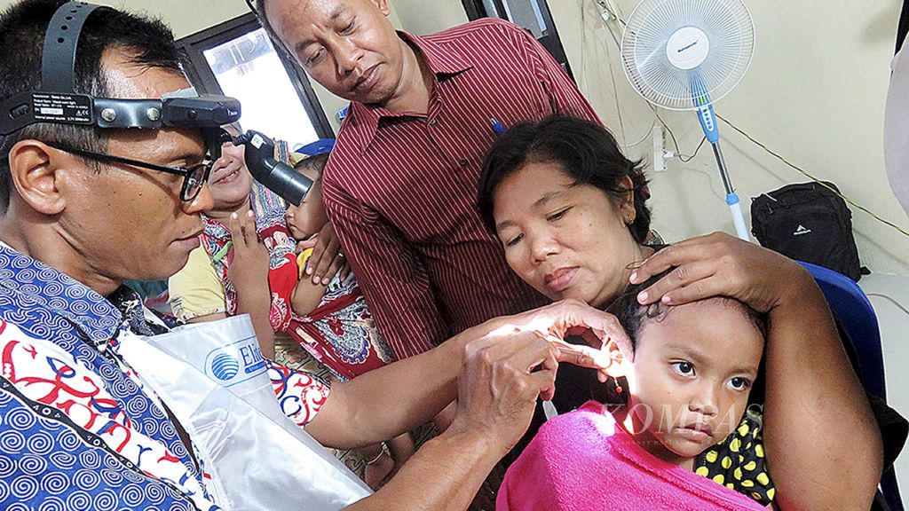 Unit Pelayanan Teknis Anak Berkebutuhan Khusus Kabupaten Sidoarjo, Jawa Timur, mengadakan penapisan pendengaran dalam rangka mendeteksi dini dan mengintenvensi dini anak dengan gangguan pendengaran di Posyandu Desa Seketi, Balongbendo, Kamis (11/1). 