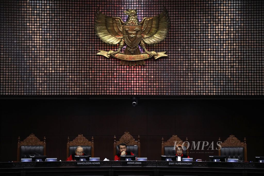 Hakim Mahkamah Konstitusi Wahiduddin Adams, Anwar Usman, dan Enny Nurbaningsih memimpin sidang uji materi Undang-Undang tentang Komisi Pemberantasan Tindak Pidana Korupsi dengan agenda perbaikan permohonan di Mahkamah Konstitusi, Jakarta, Senin (28/10/2019). 