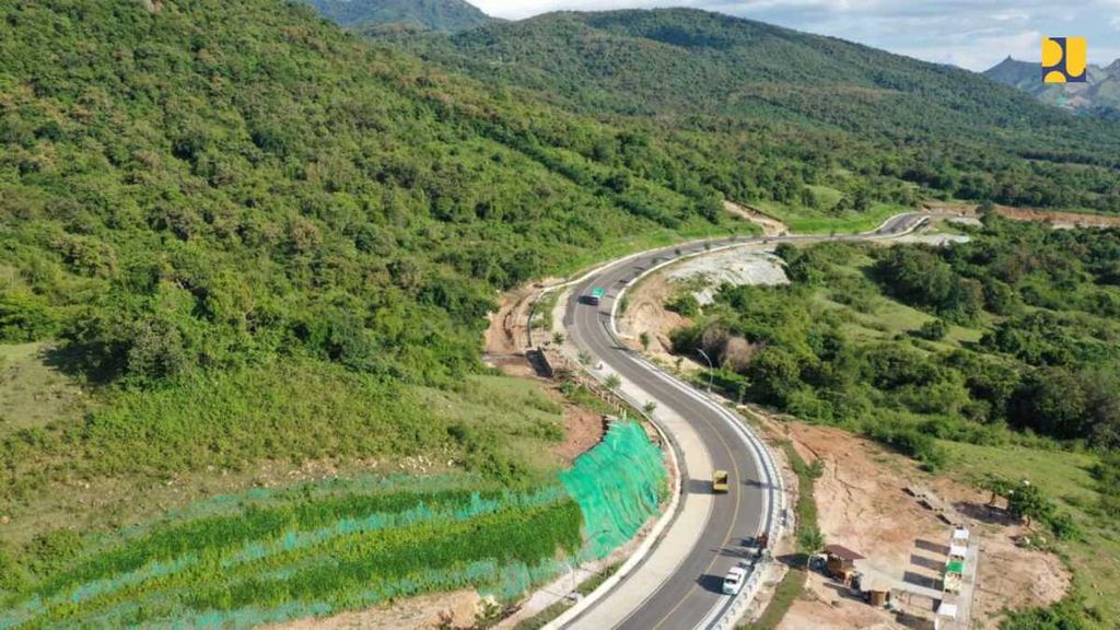 Jalan Akses Labuan Bajo-Golo Mori di Kabupaten Manggarai Barat, Provinsi Nusa Tenggara Timur, diresmikan Presiden Joko Widodo, Selasa (14/3/2023). Jalan ini melintasi tepian bukit yang hijau.