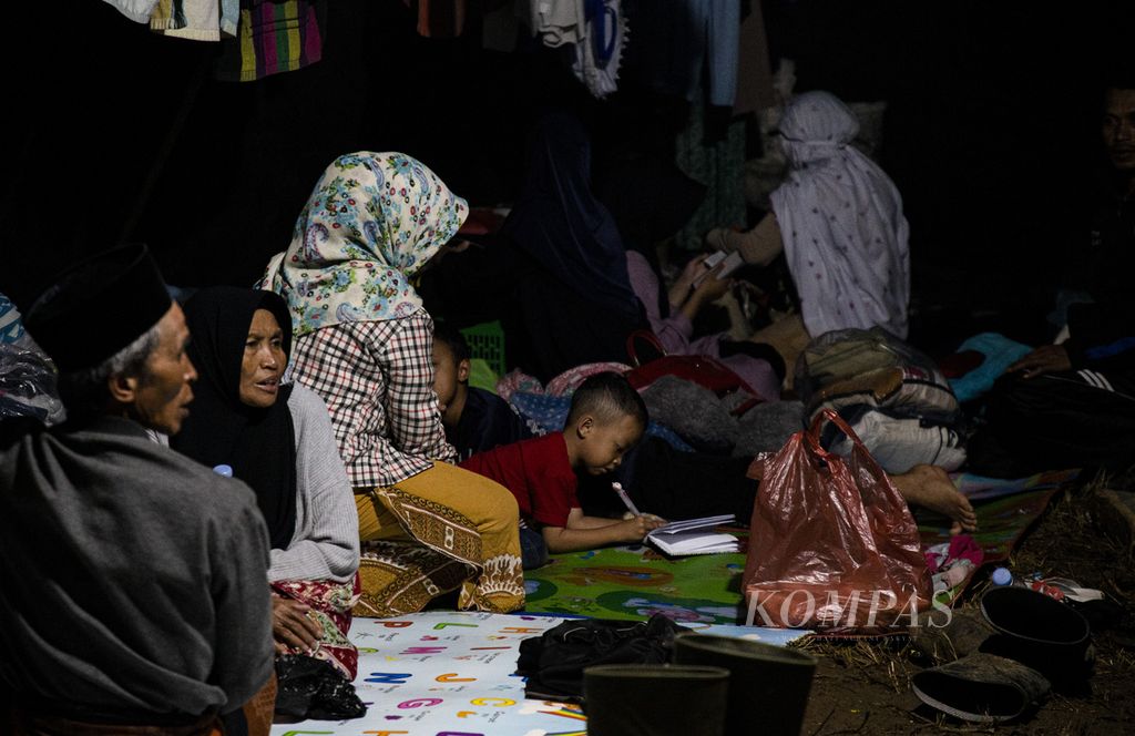 Gifari draws on a tent for earthquake victims in Ciputri Village, Pacet District, Cianjur Regency, West Java, Thursday (11/24/2022).