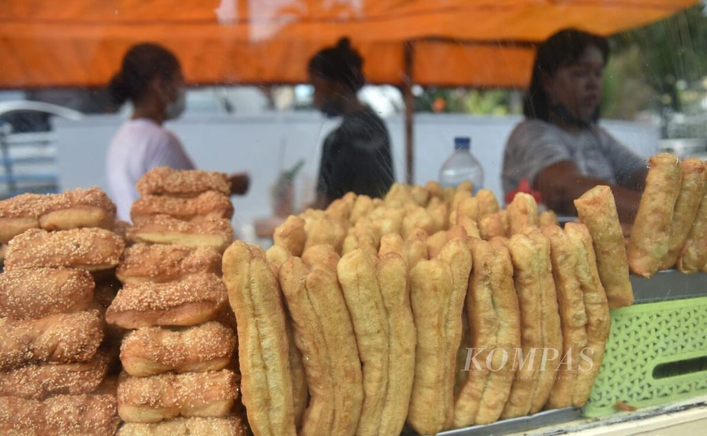 Pedagang gorengan di Kota Surabaya, Jawa Timur, Kamis (17/3/2022). 