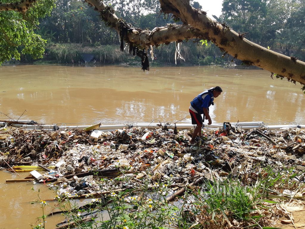 Seorang anggota Bank Sampah Sungai Cisadane sedang memilah sampah di bantaran Sungai Cisadane, Kota Tangerang, Sabtu (25/10/2023). 